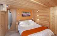 Bedroom 6 Porthole Log Cabin