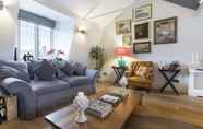 Lobi 5 Stylish 2 bed Battersea Home Located Just Across From the Famous Battersea Park