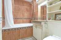 Toilet Kamar Typically English 2 Bedroom Apartment in Residential Area Near South Kensington