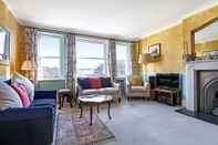 Common Space Typically English 2 Bedroom Apartment in Residential Area Near South Kensington