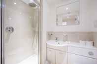 In-room Bathroom Large 2 Bedroom, 2 Bathroom Apartment, Moments From King's Road - Edith Terrace