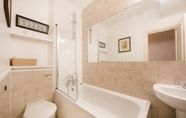 In-room Bathroom 7 Comfortable one Bedroom Apartment in Notting Hill, Lambton Place Near Portobello