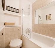 In-room Bathroom 7 Comfortable one Bedroom Apartment in Notting Hill, Lambton Place Near Portobello