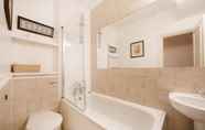 Phòng tắm bên trong 7 Comfortable one Bedroom Apartment in Notting Hill, Lambton Place Near Portobello