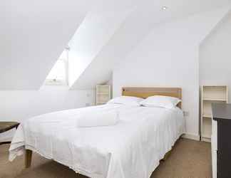 Bedroom 2 Traditional Chelsea Maisonette With 2 Bedrooms and Wonderful Views of the River