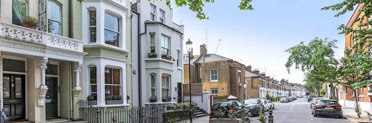 Exterior Traditional Chelsea Maisonette With 2 Bedrooms and Wonderful Views of the River