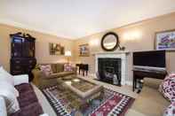 Ruang Umum Palace Place Mansions - Elegant English Home in Kensington for Large Families