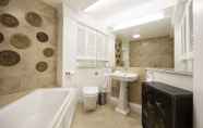 In-room Bathroom 6 Palace Place Mansions - Elegant English Home in Kensington for Large Families