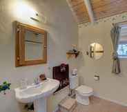 In-room Bathroom 4 Papai Lanai 3 Bedroom Home by Redawning