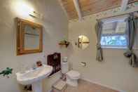 In-room Bathroom Papai Lanai 3 Bedroom Home by Redawning