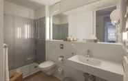 Toilet Kamar 2 Hotel Baseltor