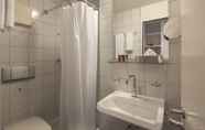 Toilet Kamar 3 Hotel Baseltor