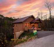 Exterior 5 Luxury Good Vibes Cabin With Tub by Redawning