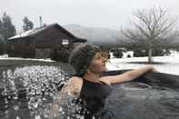 Kolam Renang Kepler Oaks Chalet