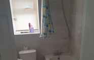 In-room Bathroom 7 Beautiful 3-bed House in Manchester