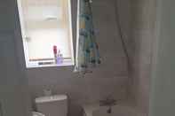 Toilet Kamar Beautiful 3-bed House in Manchester