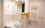 Toilet Kamar 2 Marousi Luxury Apartment