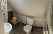 Toilet Kamar 6 Villa Cihelna