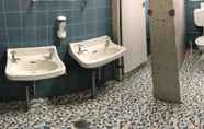 Toilet Kamar 6 Young Budget Accommodation - Hostel