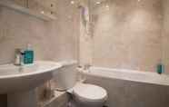 In-room Bathroom 6 Elegant Georgian 1 Bed Apartment in Herne Bay