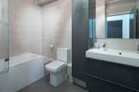 In-room Bathroom Manhattan Heights 1