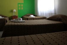 Bedroom E-Nove Lounge Hostel Caffe