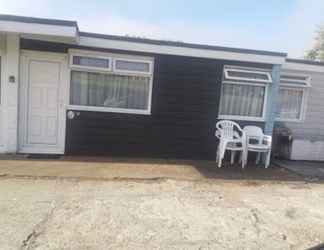 Exterior 2 2 Bedroom Chalet Near the Beach