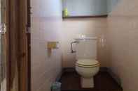 Toilet Kamar Iheya Traditional Wooden House