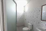 Toilet Kamar Beyond Beach Resort