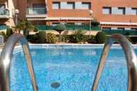 สระว่ายน้ำ Suitur beach apartment with pool