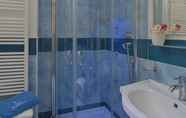 Toilet Kamar 5 Ischia Hotel Imperamare, Breathtaking View in the Bay of Citara, 2 Rooms