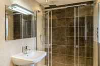 In-room Bathroom Golf Apartment @ Carus Green