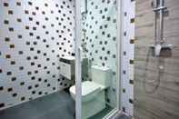 Toilet Kamar Emerald Island Hotel