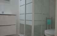 Toilet Kamar 2 Dom Farus Guest House