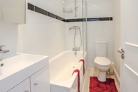 In-room Bathroom 1-bedroom Modern Flat Just off Oxford st