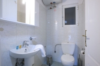 In-room Bathroom Ano Glyfada- A Big Comfortable Apartment