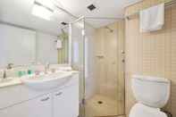 In-room Bathroom Bridge and Sails