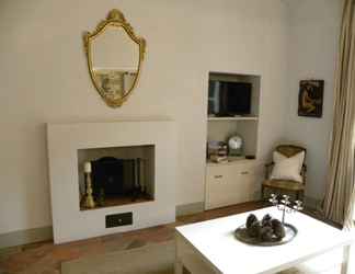 Lain-lain 2 Bright, Bright, Spacious, 1 Bedroom Apartment in the Heart of Tuscany