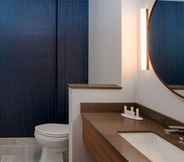 In-room Bathroom 6 Fairfield Inn & Suites by Marriott Lodi