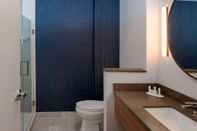 In-room Bathroom Fairfield Inn & Suites by Marriott Lodi