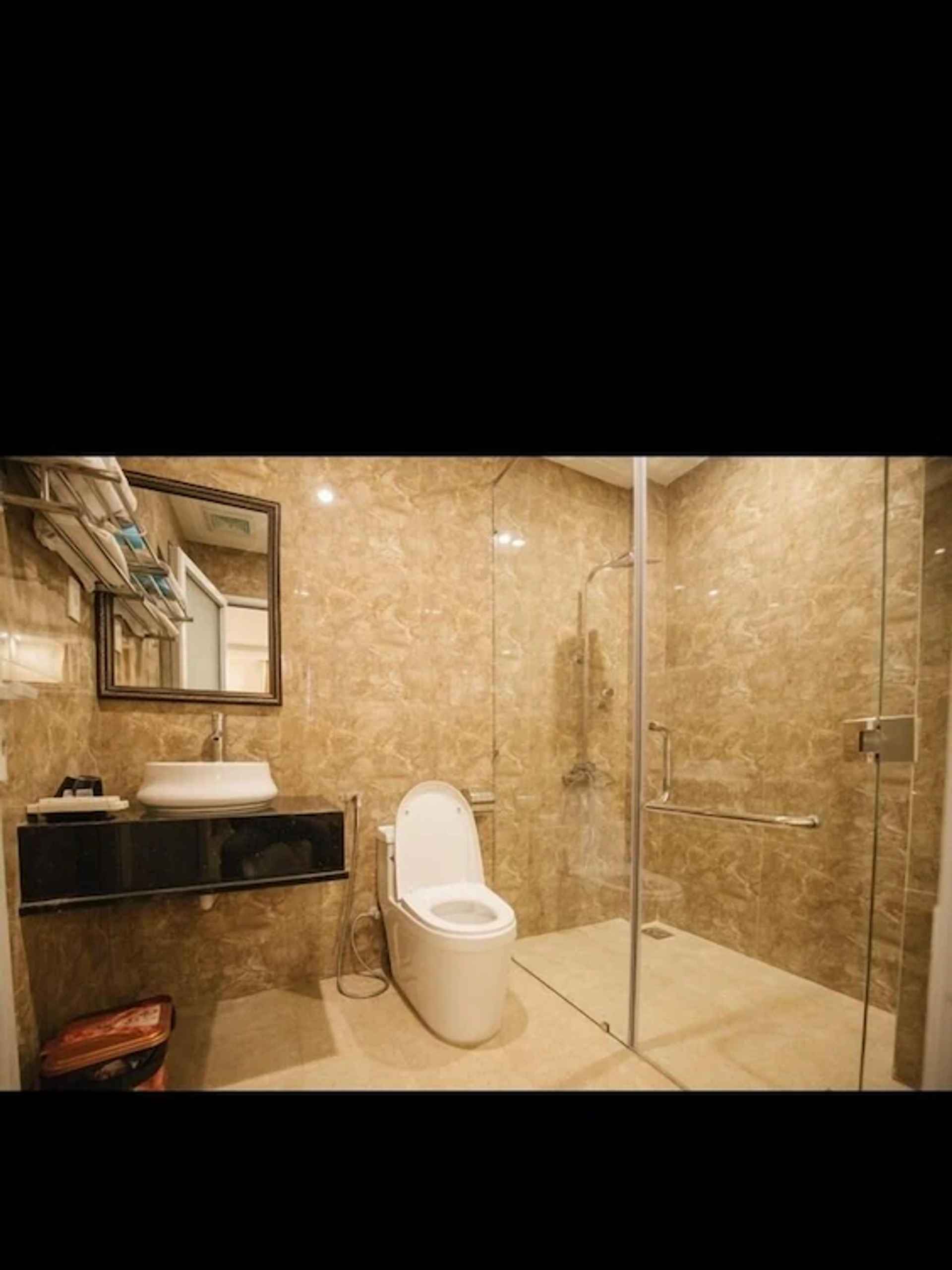 Phòng tắm bên trong Linh Lan Hotel