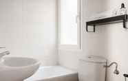 In-room Bathroom 6 SmartRental Gran Via 47