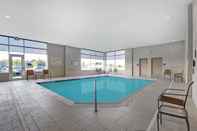 Swimming Pool Hampton Inn & Suites by Hilton Belleville