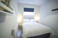 Kamar Tidur Stylish Wood Street Apartment