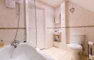 Toilet Kamar 6 2-bedroom Penthouse, Clockhouse, Hoddesdon