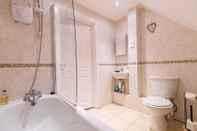 Toilet Kamar 2-bedroom Penthouse, Clockhouse, Hoddesdon