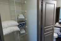 Phòng tắm bên trong Pool Level 2 Bed, 1 Bath - Unit 371
