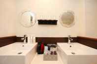 In-room Bathroom R Hotel