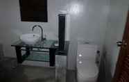 Toilet Kamar 4 2 Bedoom Beach Front Villa Laem Noi SDV098-By Samui Dream Villas