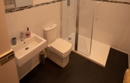 In-room Bathroom 7 Modern 2nd Floor, 1 bed Apartment in the Heart of